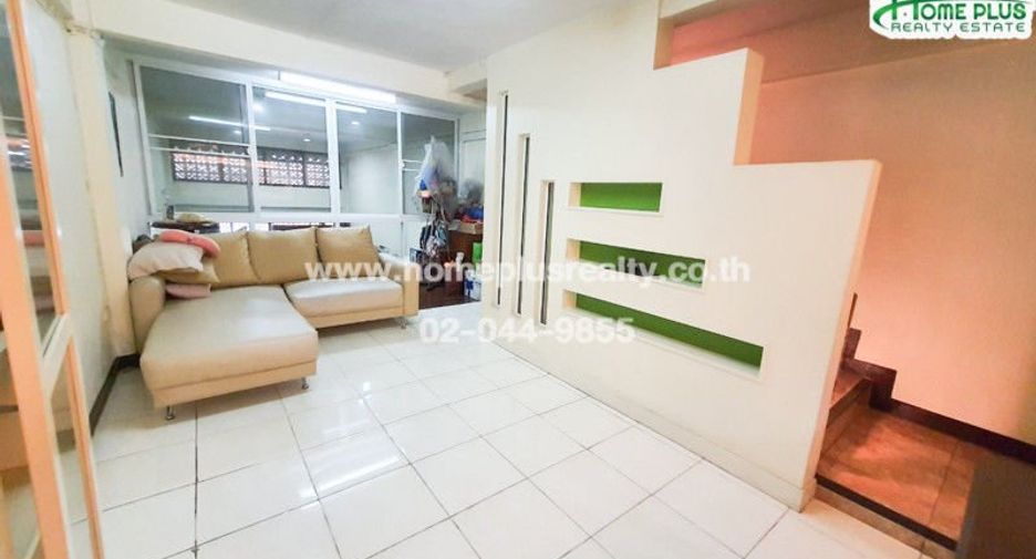 Gewerbefläche zum Kauf mit 3 Zimmer in Phra Khanong, Bangkok