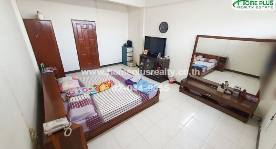 Gewerbefläche zum Kauf mit 3 Zimmer in Phra Khanong, Bangkok