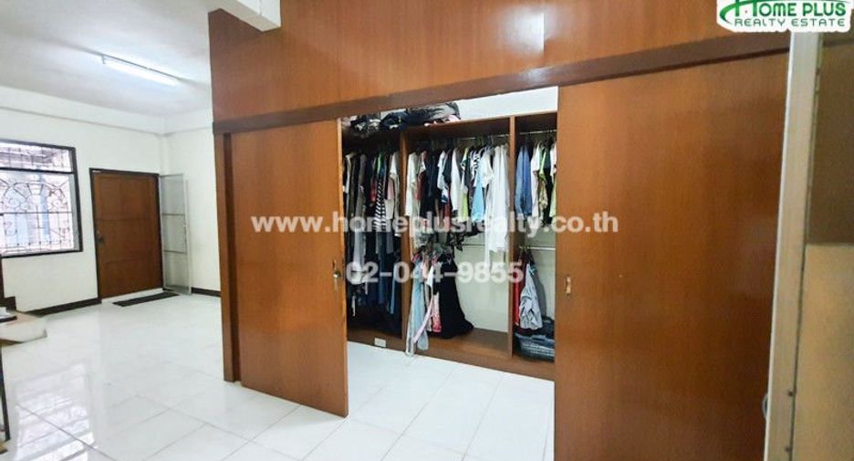 Gewerbefläche zum Kauf mit 3 Zimmer in Phra Khanong, Bangkok