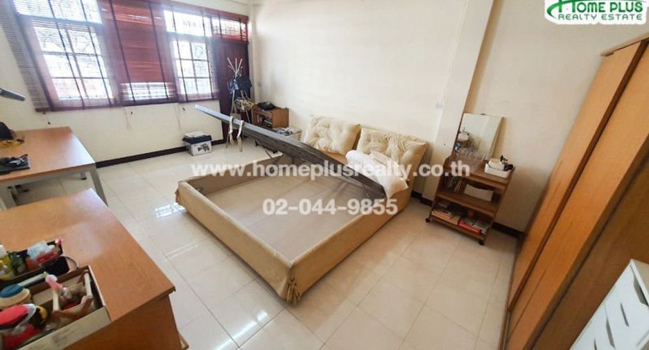Gewerbefläche zum Kauf mit 3 Zimmer in Phra Khanong, Bangkok