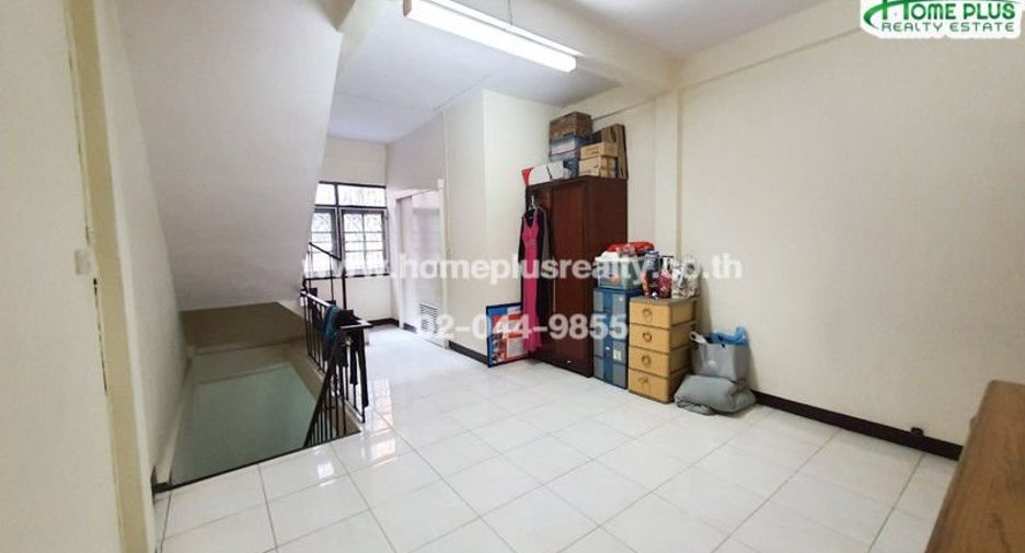 Gewerbefläche zum Kauf mit 3 Zimmer in Phra Khanong, Bangkok