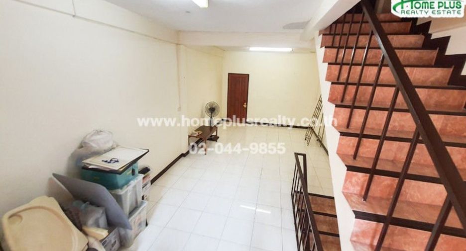 Gewerbefläche zum Kauf mit 3 Zimmer in Phra Khanong, Bangkok