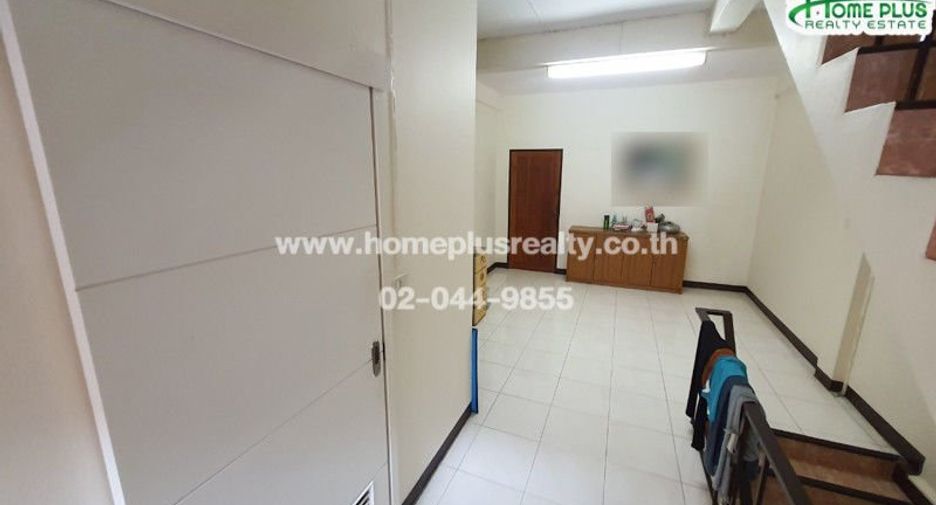 Gewerbefläche zum Kauf mit 3 Zimmer in Phra Khanong, Bangkok