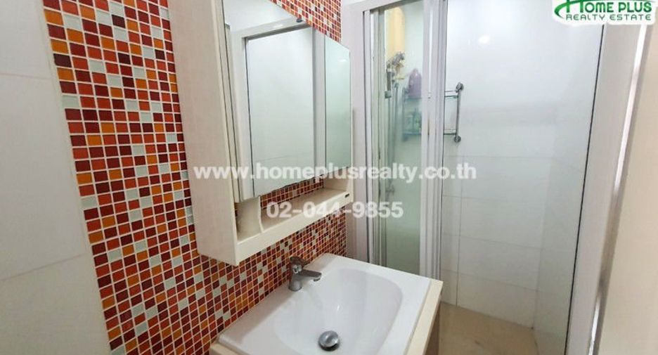 Gewerbefläche zum Kauf mit 3 Zimmer in Phra Khanong, Bangkok