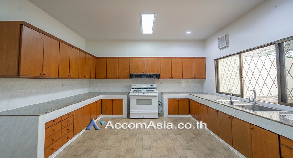 For rent and for sale 5 bed townhouse in Khlong Toei, Bangkok