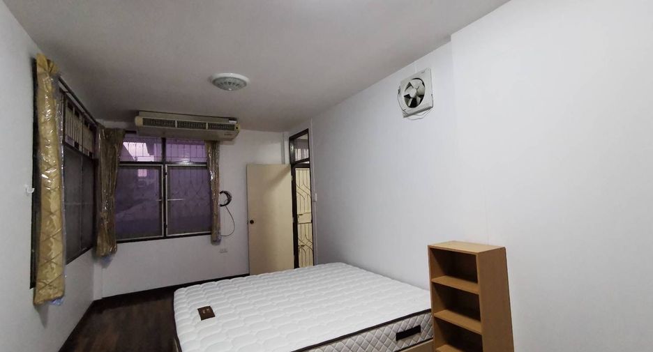 For rent 2 bed house in Huai Khwang, Bangkok