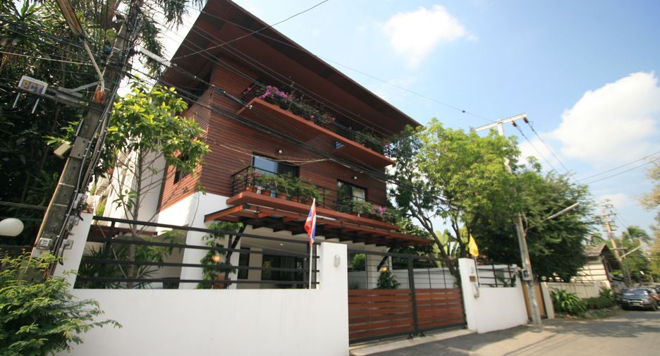 For sale 12 bed villa in Phaya Thai, Bangkok
