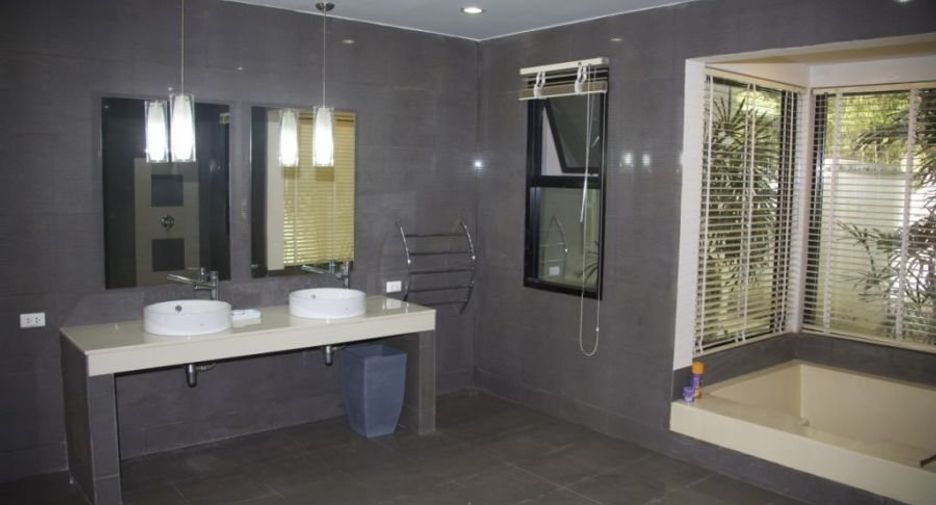 For rent 3 bedrooms villa in Mueang Phuket, Phuket