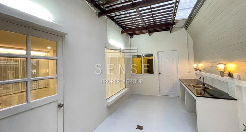 Condo en alquiler de 5 habitaciones en Yan Nawa, Bangkok
