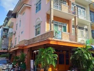 For sale 5 bed townhouse in Din Daeng, Bangkok