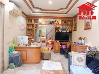 For sale 5 bed townhouse in Din Daeng, Bangkok
