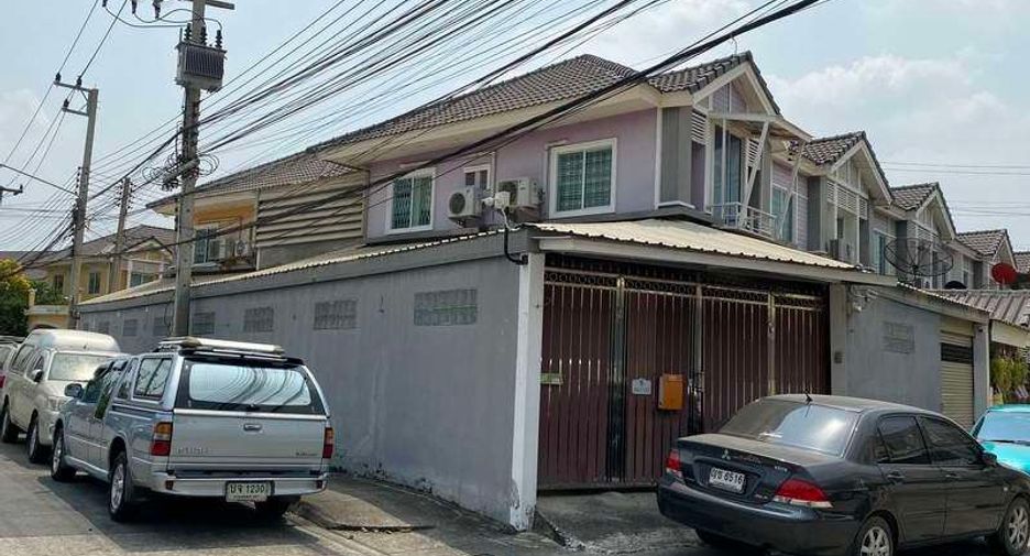 For sale 1 bed townhouse in Mueang Pathum Thani, Pathum Thani