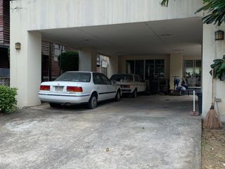 For sale 5 Beds house in Huai Khwang, Bangkok
