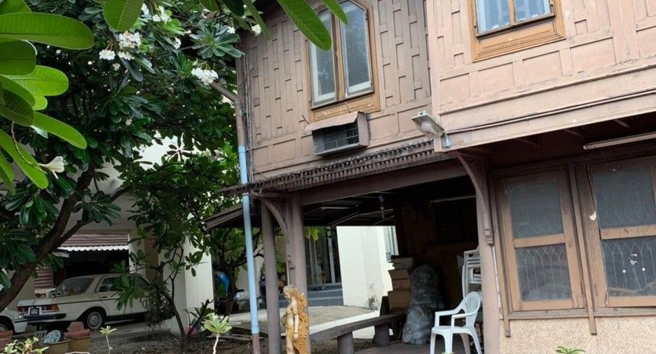 For sale 5 Beds house in Huai Khwang, Bangkok