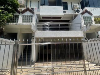 For sale 4 bed townhouse in Pathum Wan, Bangkok