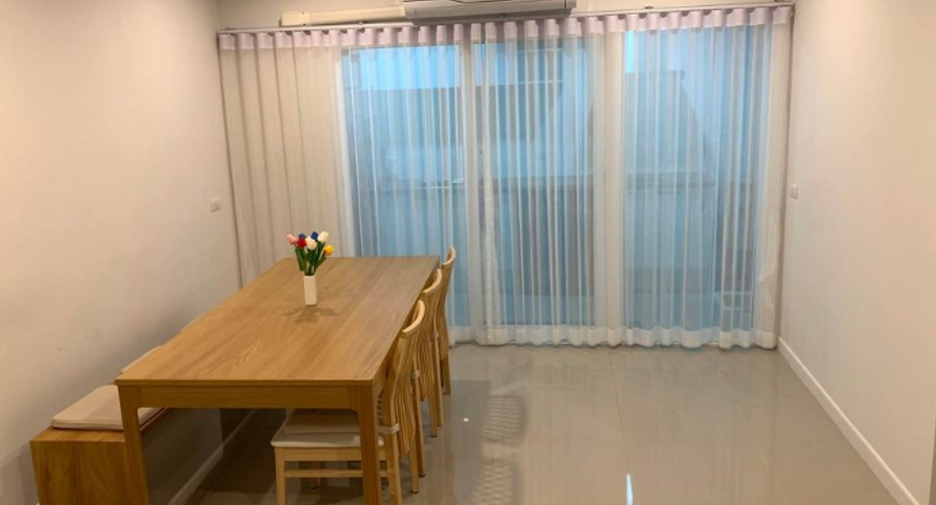 For rent 3 bed townhouse in Bang Lamung, Chonburi