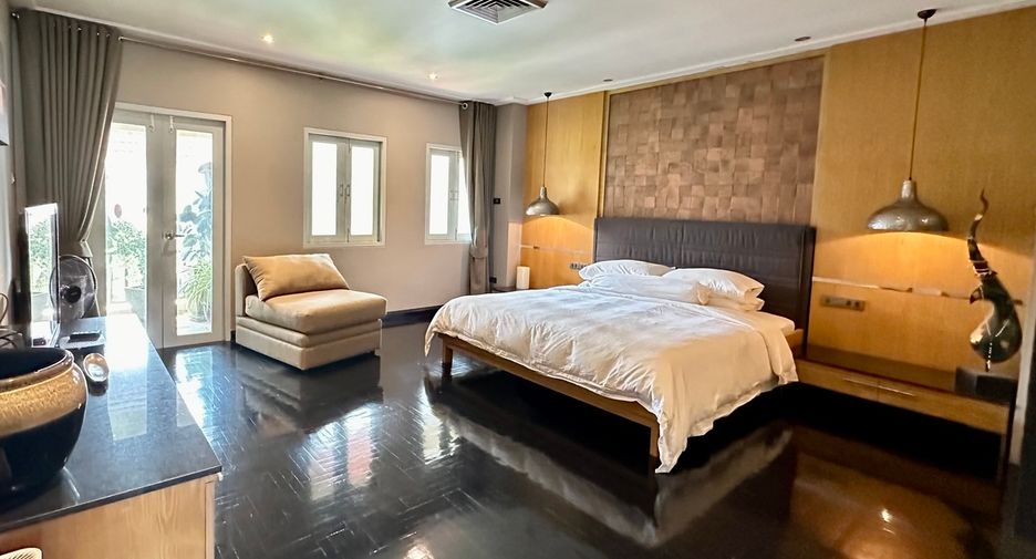 For sale 4 bed townhouse in Watthana, Bangkok