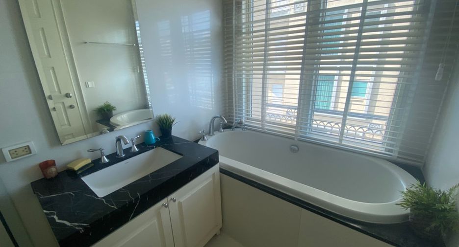 For rent 3 bedrooms condo in Watthana, Bangkok