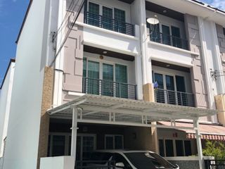 For rent 3 bed townhouse in Pom Prap Sattru Phai, Bangkok