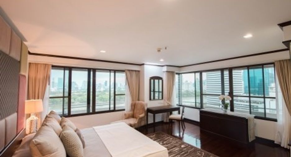 For rent 3 bedrooms condo in Khlong Toei, Bangkok