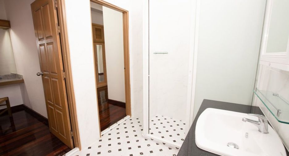 For rent 3 bedrooms apartment in Pathum Wan, Bangkok