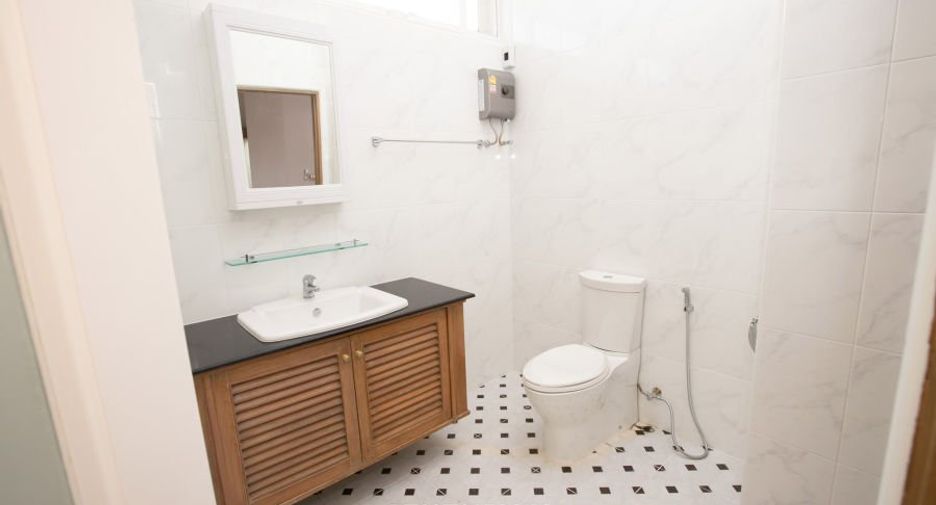 For rent 3 bedrooms apartment in Pathum Wan, Bangkok