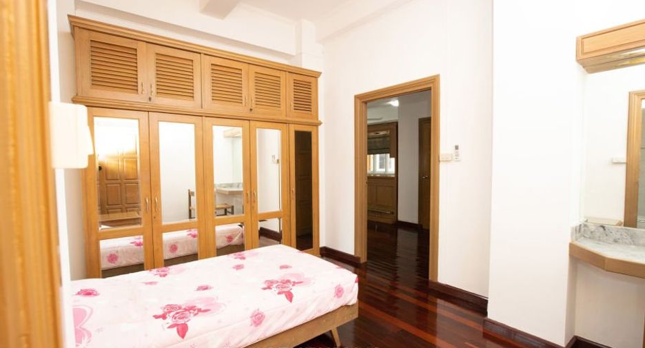For rent 3 bedrooms apartment in Pathum Wan, Bangkok