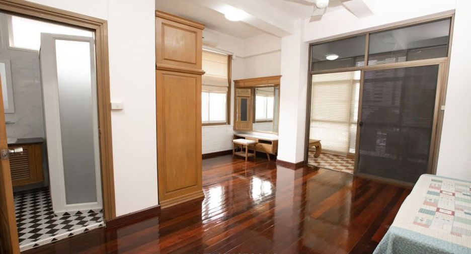 For rent 3 bedrooms apartment in Pathum Wan, Bangkok