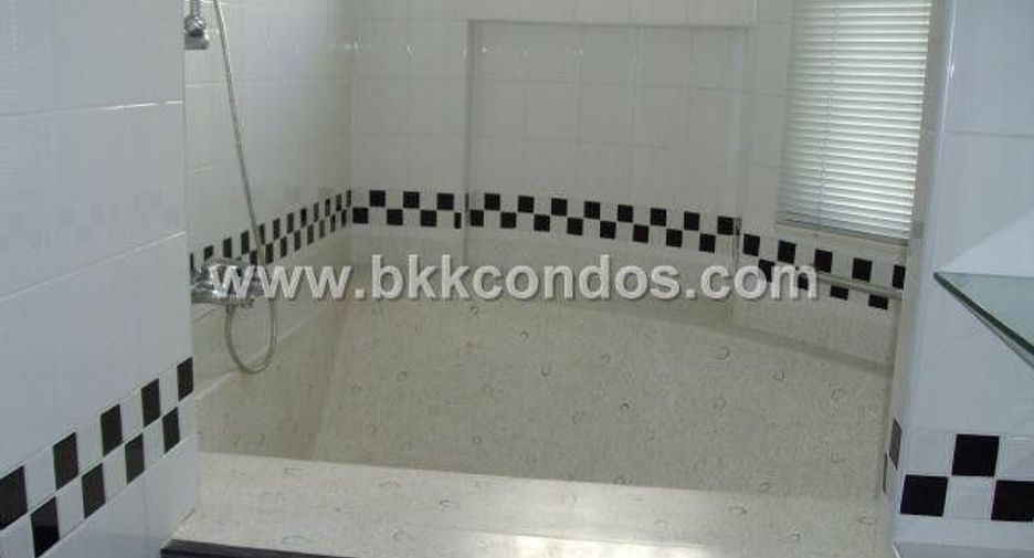 For rent 3 bed condo in Watthana, Bangkok