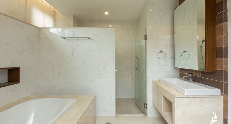 For rent 4 bedrooms house in Watthana, Bangkok