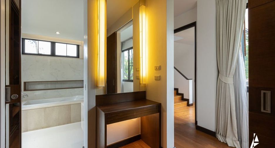 For rent 4 bedrooms house in Watthana, Bangkok