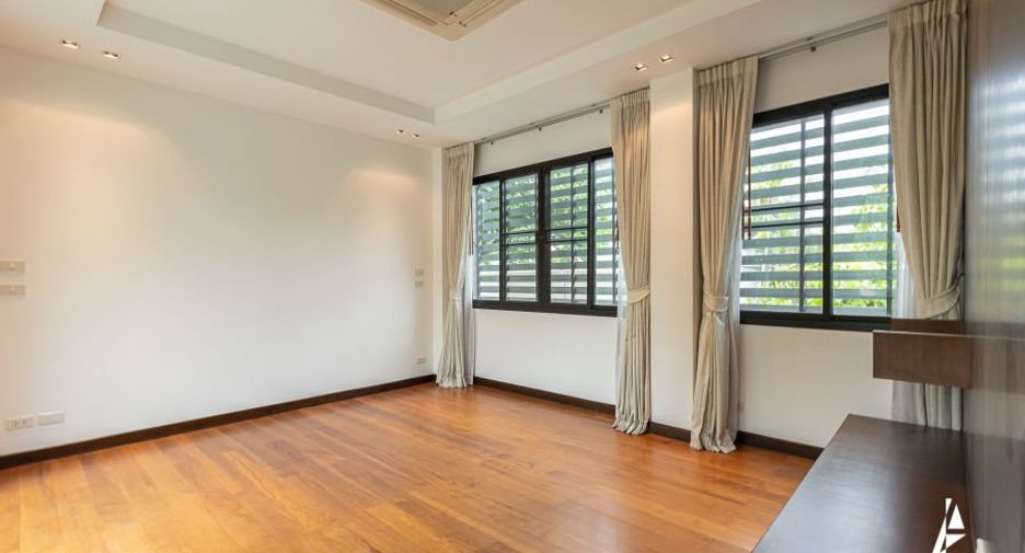 For rent 4 bedrooms house in Watthana, Bangkok