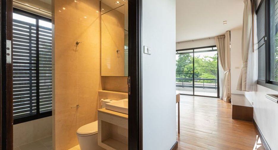 For rent 4 bedrooms house in Watthana, Bangkok