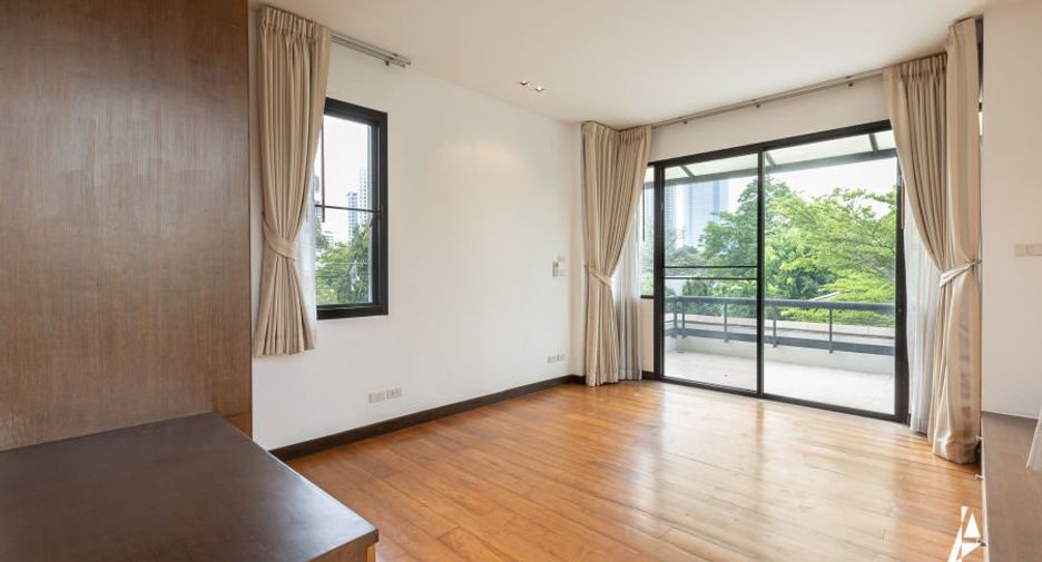 For rent 4 bedrooms house in Watthana, Bangkok