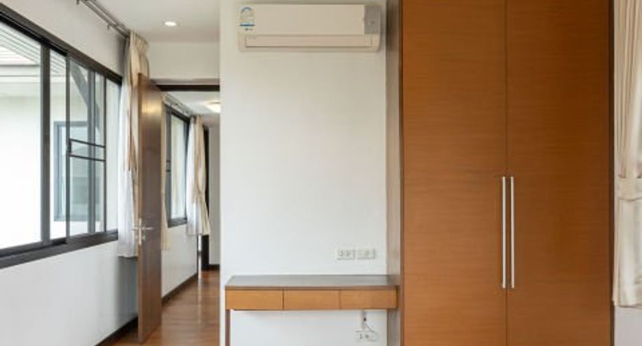 For rent 4 bedrooms house in Watthana, Bangkok