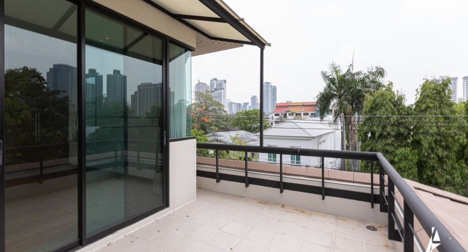 For rent 4 bedrooms house in Watthana, Bangkok