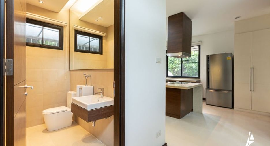 For rent 4 bedrooms house in Watthana, Bangkok