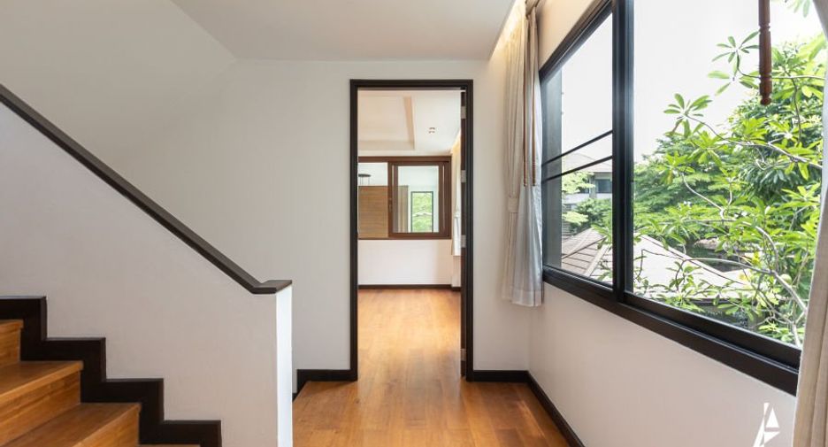 For rent 4 bedrooms house in Watthana, Bangkok