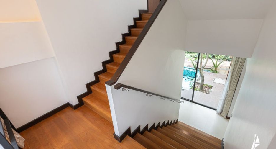 For rent 4 bedrooms house in Watthana, Bangkok