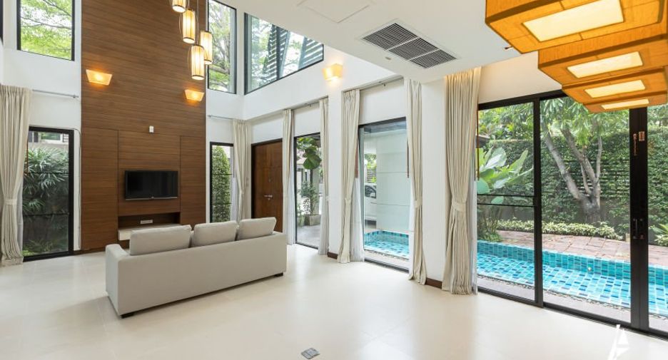 For rent 4 bedrooms house in Watthana, Bangkok