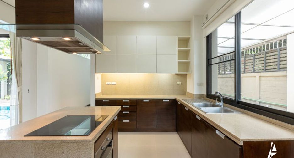For rent 4 bedrooms house in Watthana, Bangkok