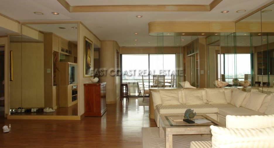 For rent 3 bedrooms condo in Bang Lamung, Chonburi