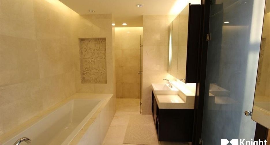 For sale 2 bedrooms condo in Pathum Wan, Bangkok