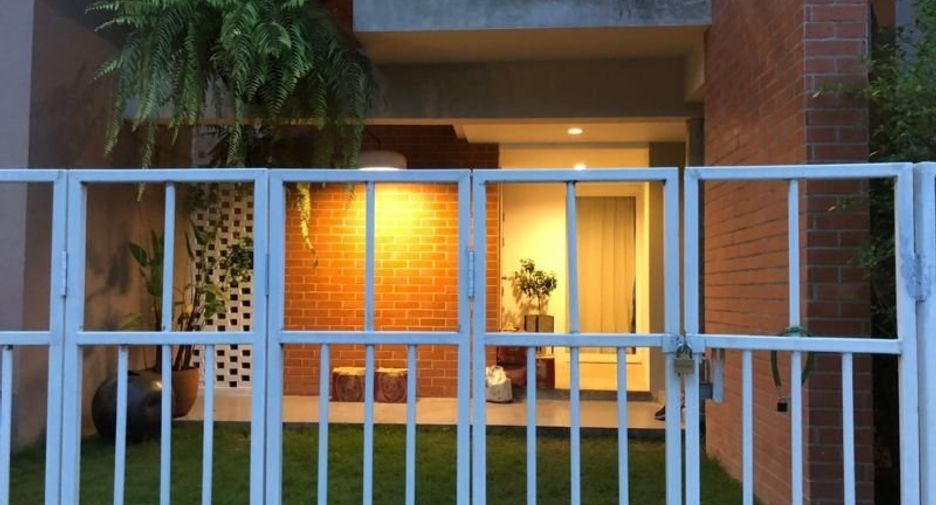 For rent 4 bed townhouse in Mueang Chiang Mai, Chiang Mai