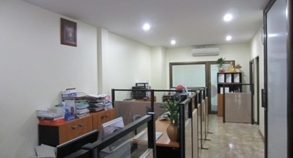 For sale and for rent 4 bed office in Wang Thonglang, Bangkok