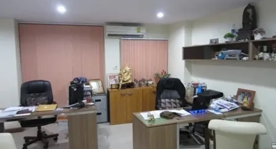 For rent and for sale 4 bedrooms office in Wang Thonglang, Bangkok