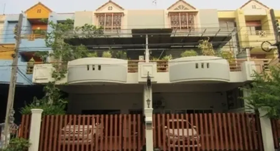 For rent and for sale 4 bedrooms office in Wang Thonglang, Bangkok