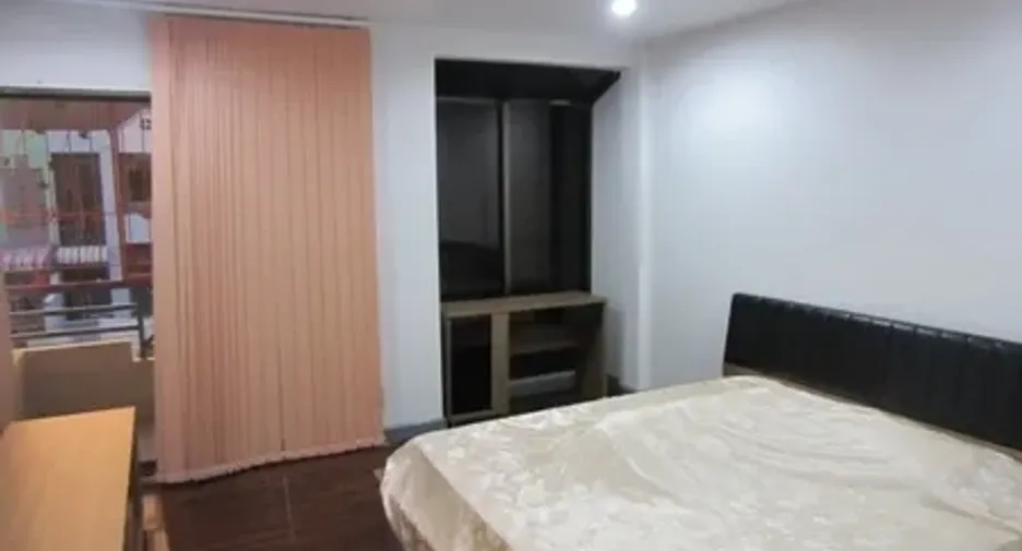 For rent and for sale 4 bedrooms office in Wang Thonglang, Bangkok