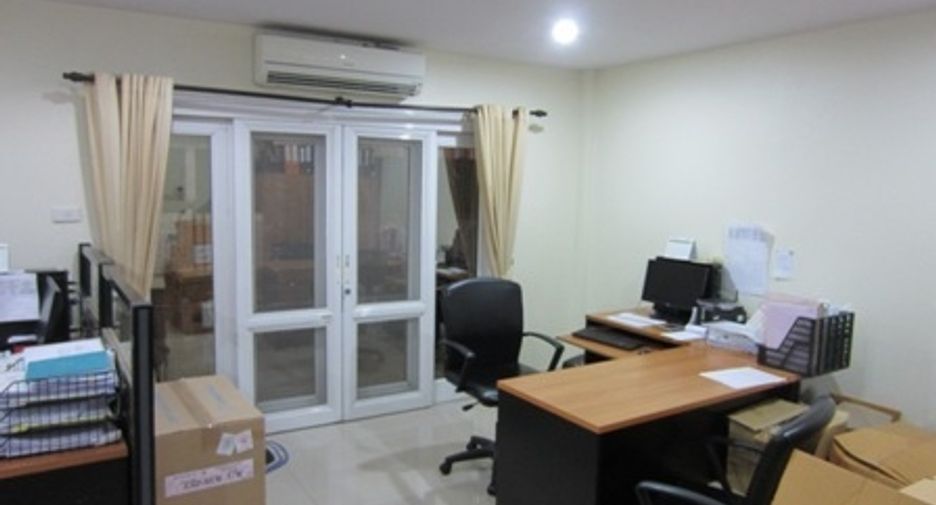 For sale and for rent 4 bed office in Wang Thonglang, Bangkok