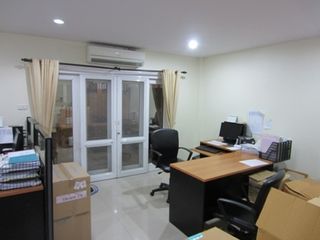 For rent and for sale 4 bed office in Wang Thonglang, Bangkok